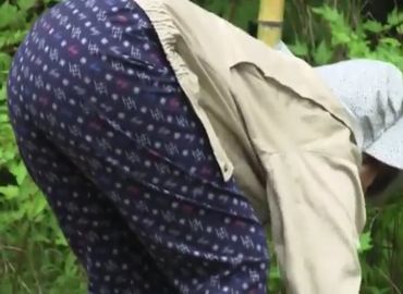 50代農家のおばさんが研修生の若者を誘惑する無料jyukujyo動画