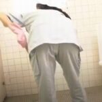 【e炉動ga 高画質】用を足す男性のチンコを覗き込むトイレ掃除のおばさん