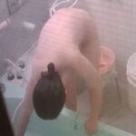 【盗撮動画 お風呂】網戸越しに40代熟女さんの裸体を撮影