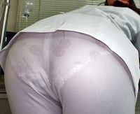 【透けパン画像】熟女看護師さんの白衣が透けて下着が丸見え！